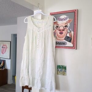 Vintage Eileen West Embroidered,  Ruffle Hem, Floral Buttons XL *Read